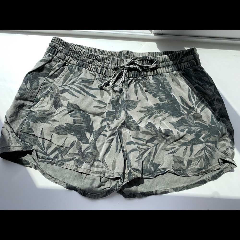 Old navy palm shorts with drawstring